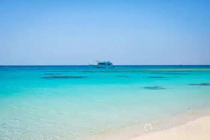 美丽的大海和白色的沙滩