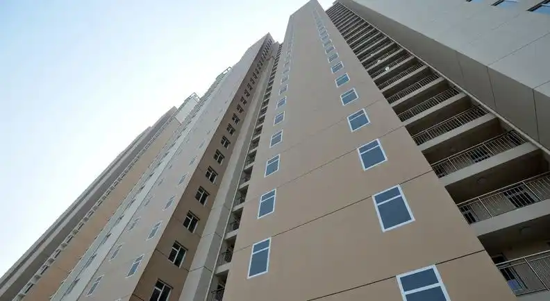 楼体北侧外墙画上与周边窗户规格相同的"假窗"