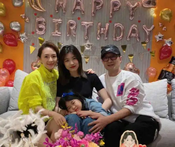 章子怡生日会现场似城堡汪峰倾情献唱小苹果戴闪亮耳环出席