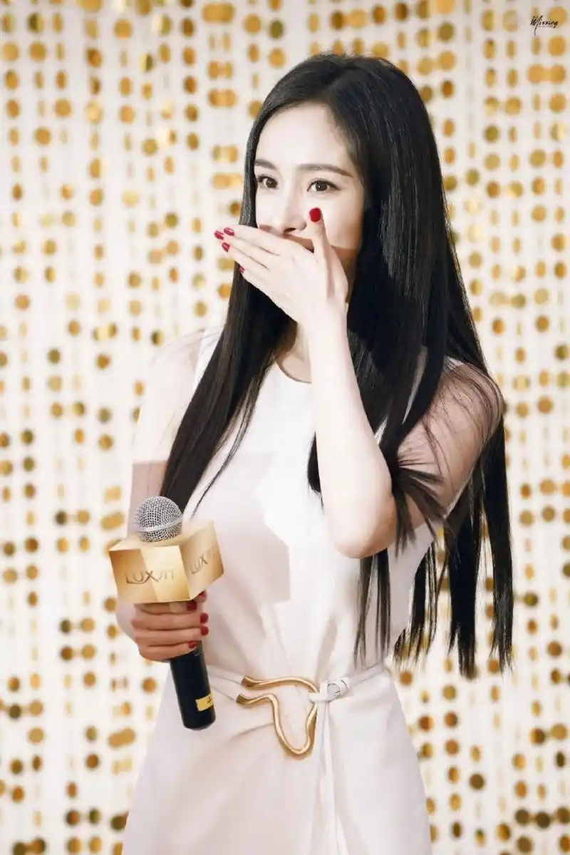 星闻#  杨幂黑长直真的绝美~ 看起来真的清纯漂亮! #杨幂