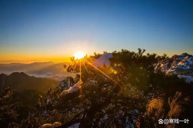 日出想必大家都有看过,当太阳从地平线升起的那一刻,从一个火球到照射