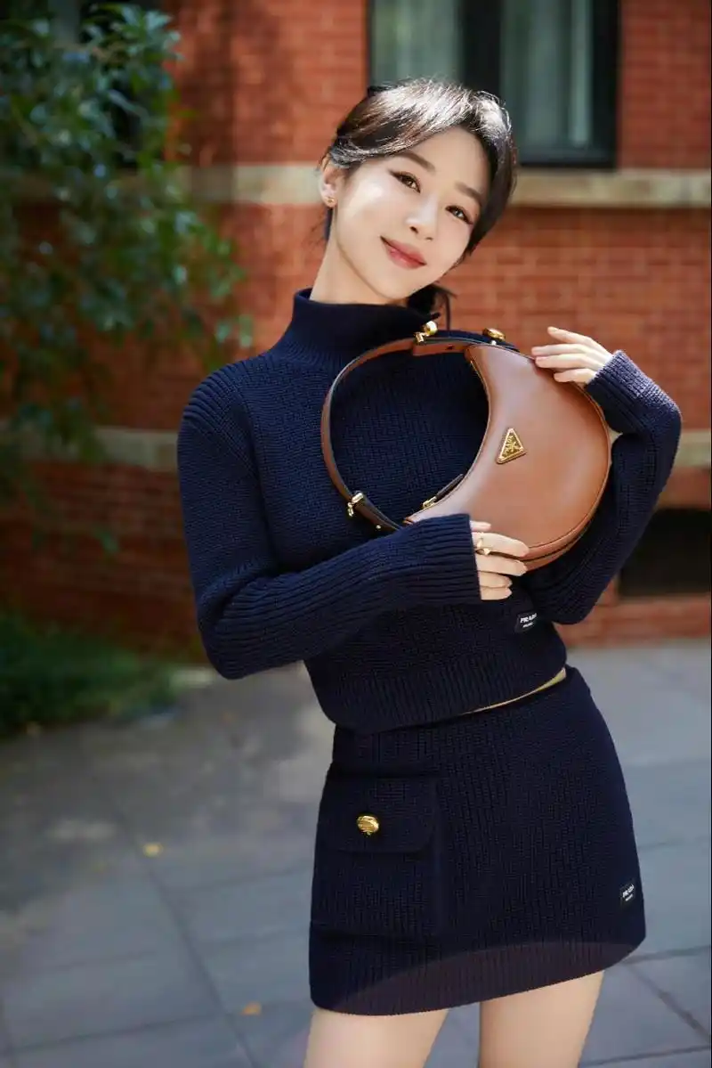 杨紫穿搭 紫妹prada大片来啦 吾家有妹初长成的感觉,现在真的越来越美