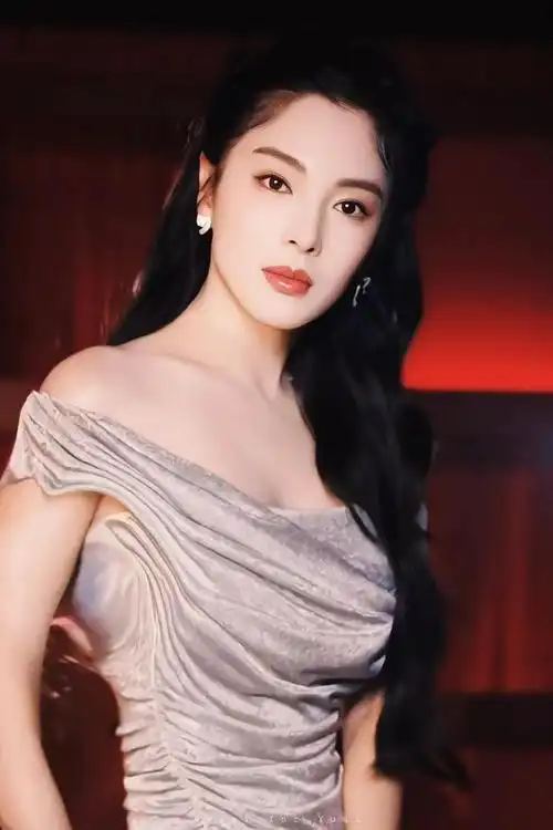 张雨绮深u皱褶裙