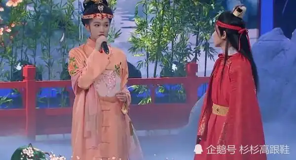 170的王源和173关晓彤同框,相差3cm却很尬,还能长吗?