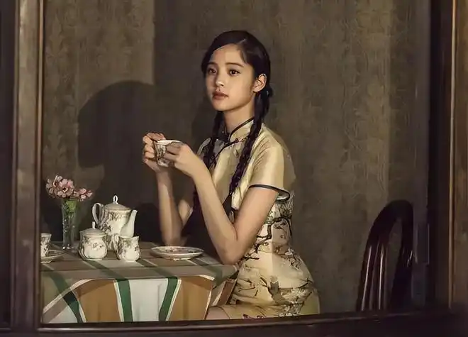 随后,欧阳娜娜进行了"改良",要么放两个违和的麻花辫突出清纯感.