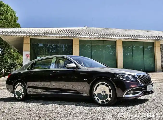 豪华的迈巴赫s600,是最近流行车型,整体线条比较饱满,颇具未来的感觉