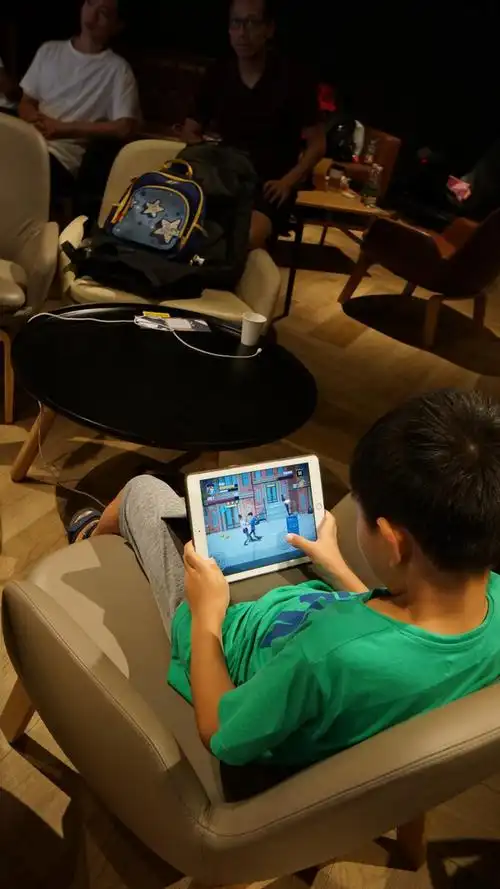 星期天下午,小学生躲在言几又书店咖啡厅打游戏,借此地叹冷气,以避开