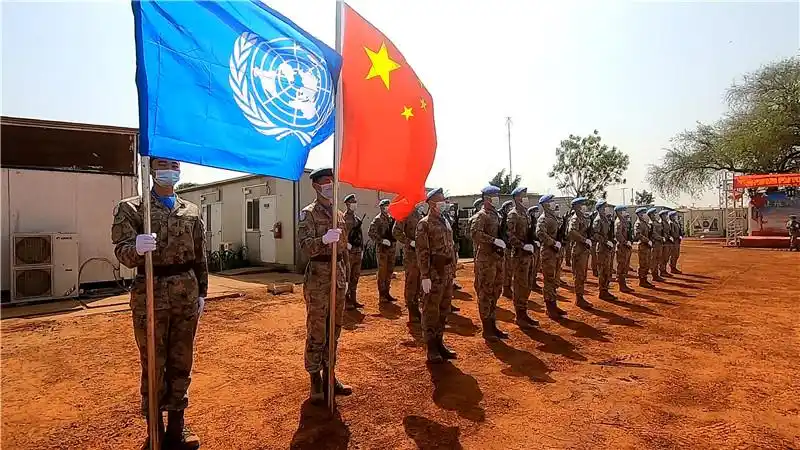 阿安全部队考察期间,专程视察了中国第二批赴阿卜耶伊维和直升机分队