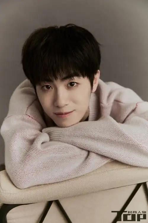 1998年8月12日出生于山东省,中国内地流行乐男歌手,词曲作者