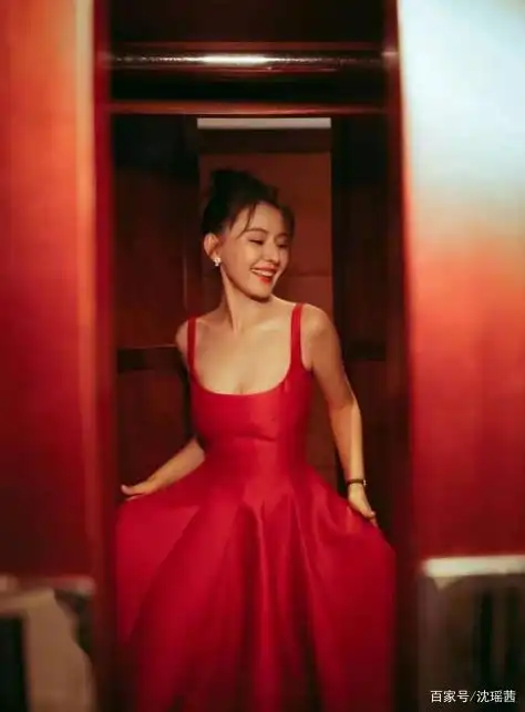 热依扎身材真撩人,红色吊带裙出现电视节,这魅力成全场焦点