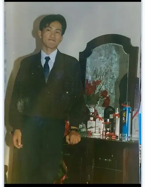 九十年代的成熟男人,身穿笔挺西装,标准的成功人士__凤凰网