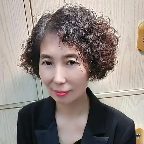 60岁女人烫什么发型好看?这几款时髦洋气卷发,端庄大气又减龄