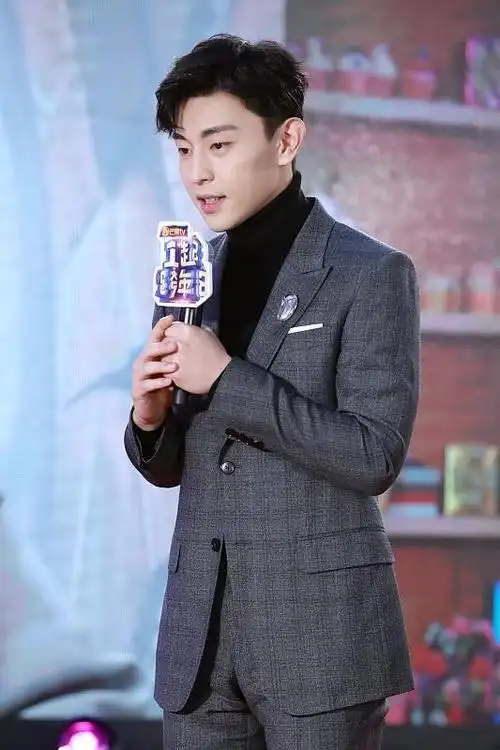 男人留胡子成熟好多,邓伦留胡茬挺帅的,穿黄色毛衣也不显嫩