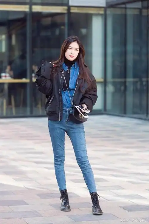 那么,如何搭配紧身牛仔裤呢?下面是一些个人的建议.