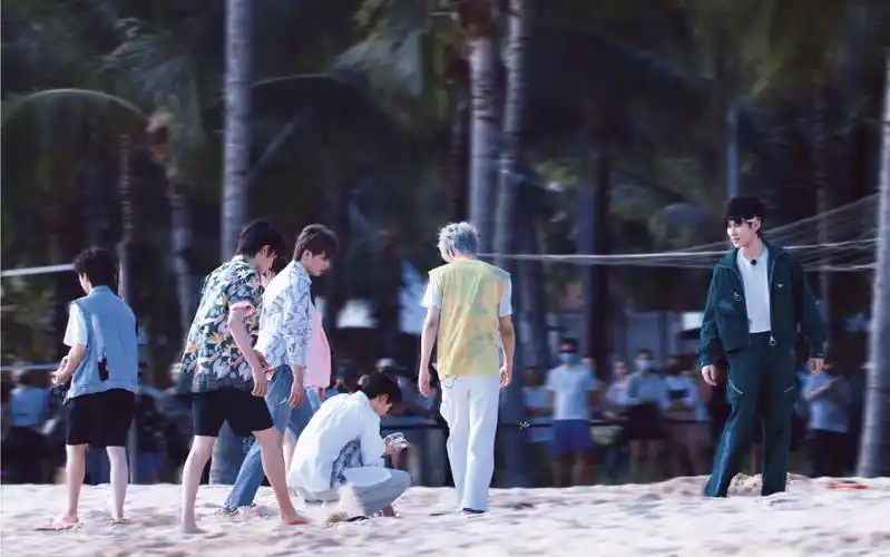 时代少年团张真源三亚团综拍摄2.18海边堆沙子存档