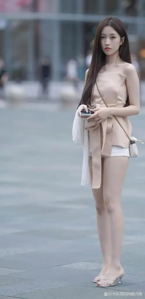 白色短裤是夏季的必备单品,干练又利落