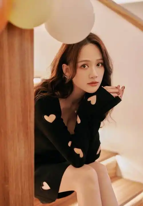 陈乔恩黑色连衣裙甜美笑容写真_乔恩真_气质_网友