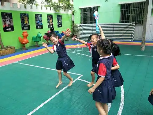 赤脚是孩子最放松的玩乐 伙伴是孩子最真诚的朋友 游戏是孩子们的最爱