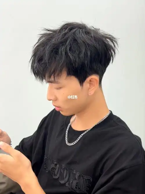 男生凌乱钢夹烫