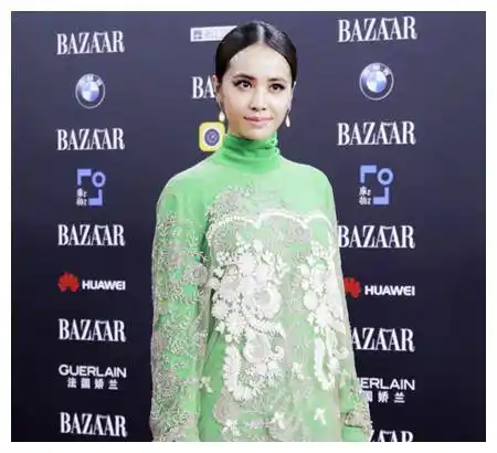 蔡依林出席红毯现场,绿色短裙撞脸那英,和模特没办法比_衣服_上衣