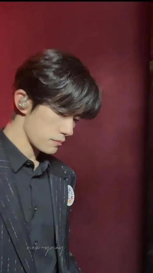 易烊千玺献唱不辞星海##易烊千玺于适同框照