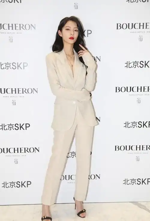 鞋子也需要跟得上整体的装扮,这里的最佳推荐是穿一字带高跟凉鞋