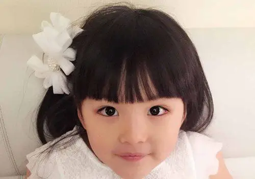 6岁小女孩 齐刘海中 长发发型