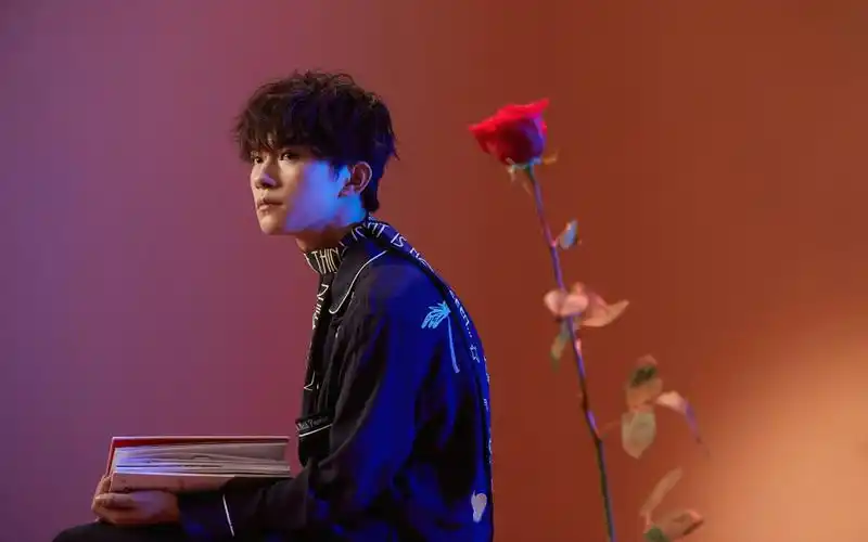 易烊千玺魅惑简单壁纸_小王子的简单帅气