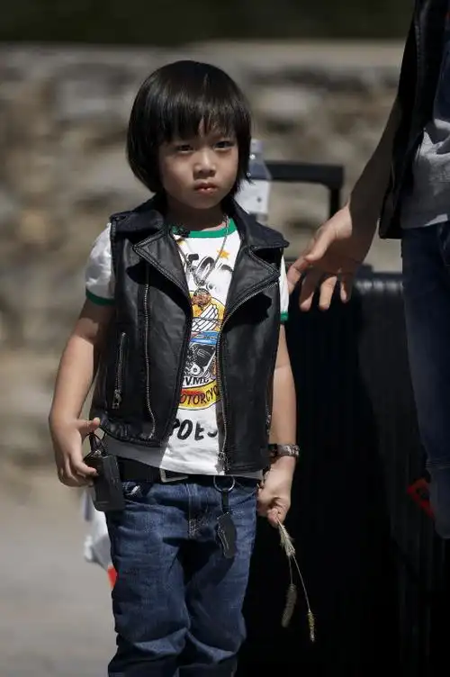 林志颖11岁儿子kimi近照公开,看到真实颜值,网友:难怪不晒了_孩子