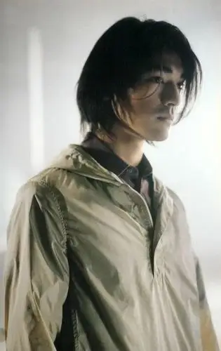 早在1998年,金城武就成为了prada的男装代言人,也同样的出现在了广告