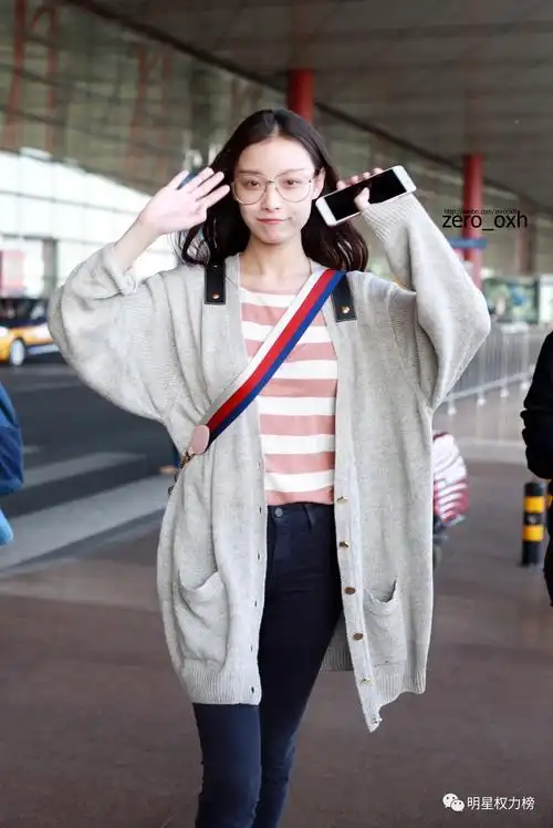 跟着明星学穿搭!一周女星机场私服造型示范,你最欣赏谁的衣品?