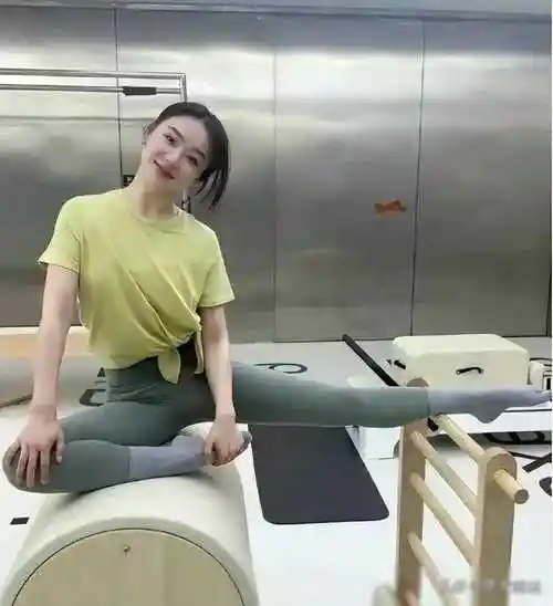 健身照惹争议的她遭遇困境,赵丽颖曾助她渡过低谷