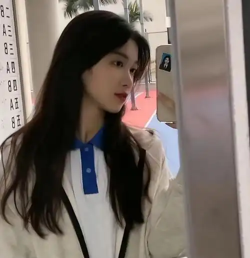 深圳校服"引领潮流",成就多名女高中生,是哪位男同学的助力?