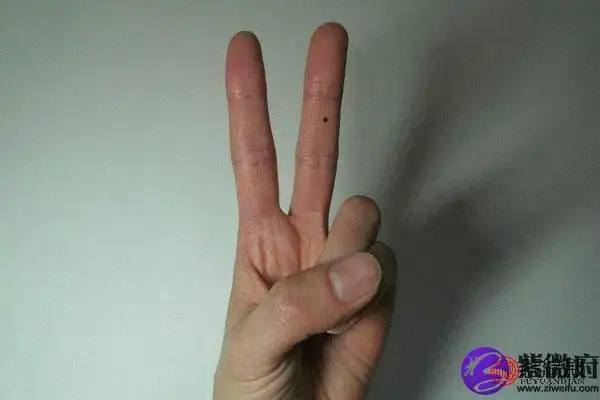 女人右手中指有痣有哪些说法