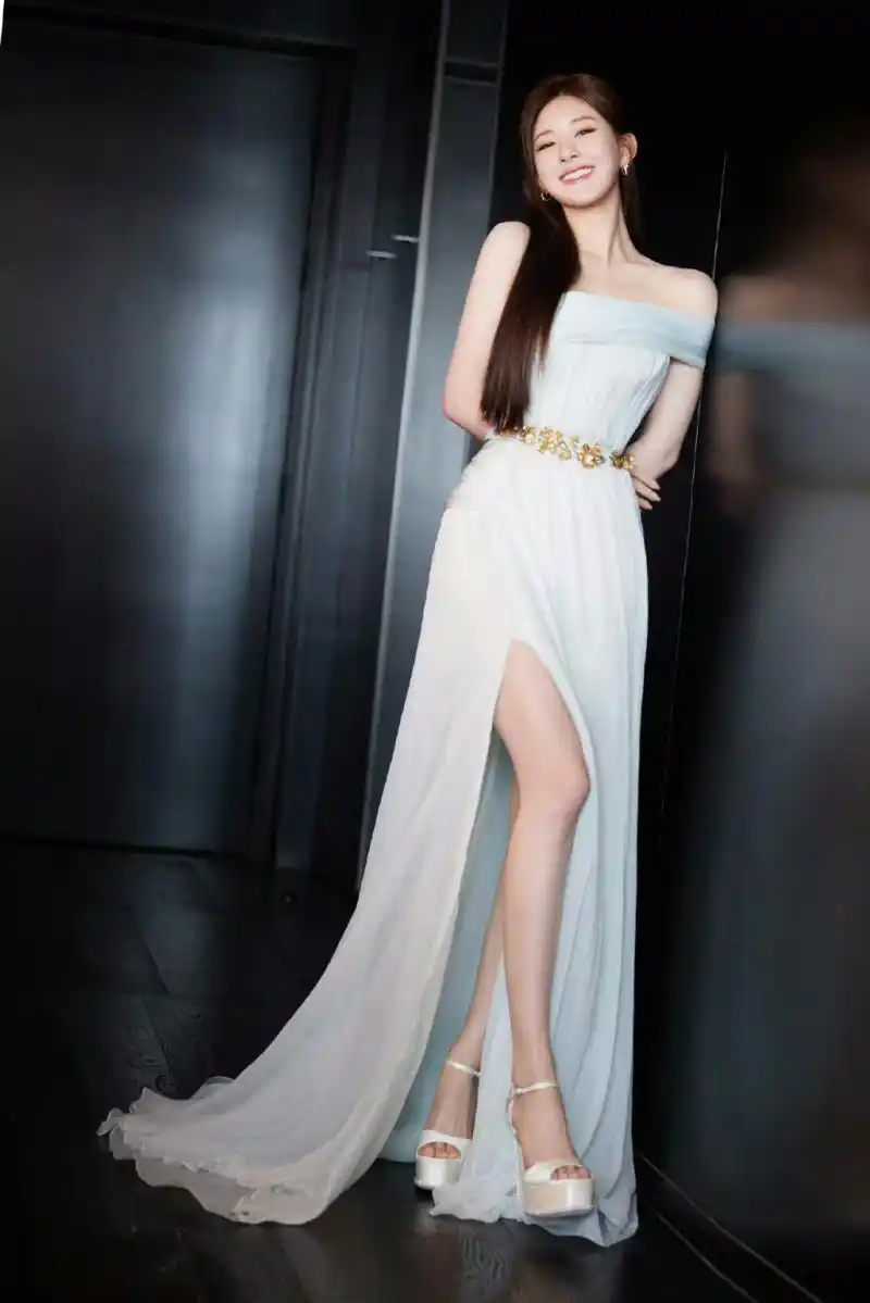 好奇赵露思大长腿直角肩怎么拍出来的,能不能出个教程呢