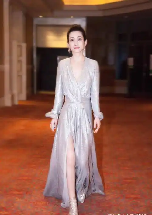 秦海璐中年时期愈发时尚,深v时尚裙也敢穿,开衩这么高不嫌尴尬_年龄