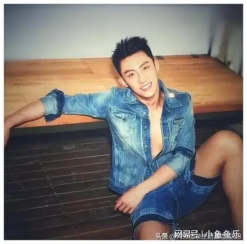 黄景瑜私下人品也是特别好的,谦虚温和,善良,脾气好,幽默爱笑!