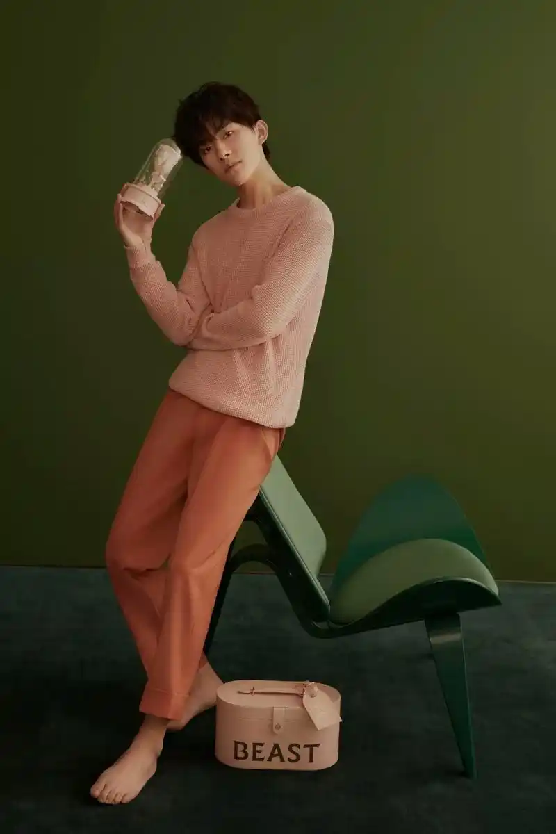 易烊千玺全新宣传照出炉!粉色居家小王子光脚丫展现质朴之心!