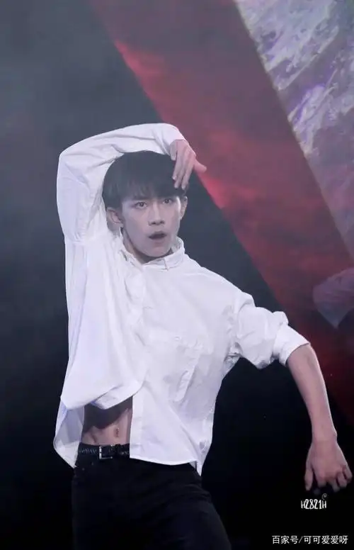 易烊千玺不但没有一丝赘肉而且也是拥有八块腹肌的男人.