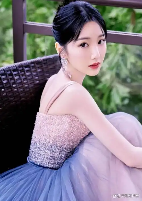 毛晓彤的眼睛是整张脸的亮点,黑眼珠偏大,透亮又有神.