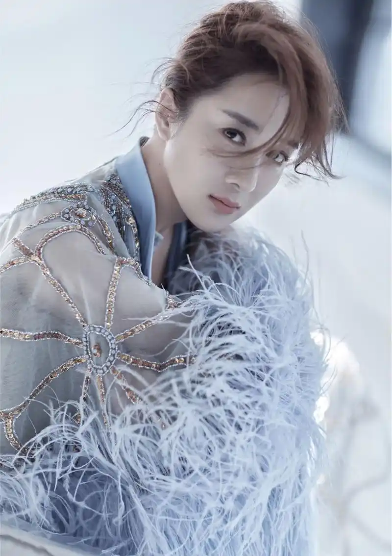 被曼娘惊艳到了李依晓身穿红色套装优雅有气质魅力依旧呢