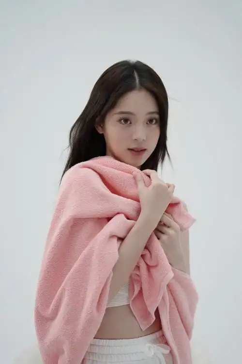 欧阳娜娜穿白色吊带甜笑 唇红齿白清纯可人