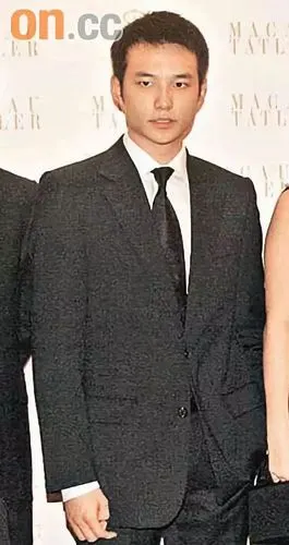 作为一个肤浅的颜狗,包妹先带大家舔一波霍启文的颜