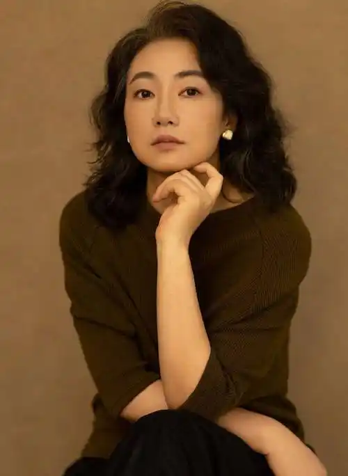 女人到五六十岁,尽量别留黑长直,烫泡面卷,换这3种发型更洋气