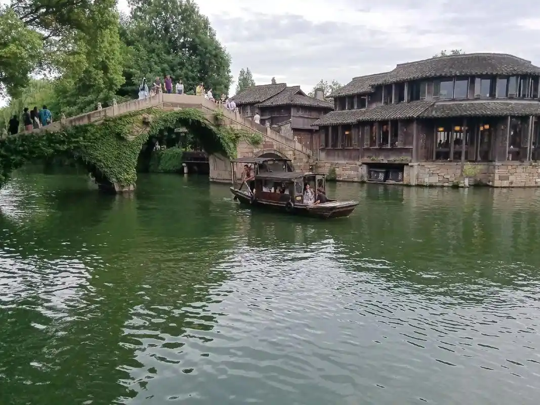 浙江.乌镇 下午四点进景区→这次选择步行→白天,夜景均可欣赏 - 抖音