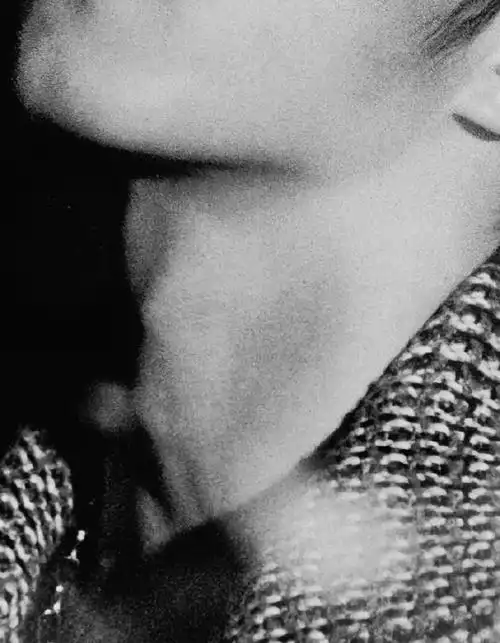 张照片啊…眉眼喉结下巴全部都太有看点了…………#新生代演员刘耀文