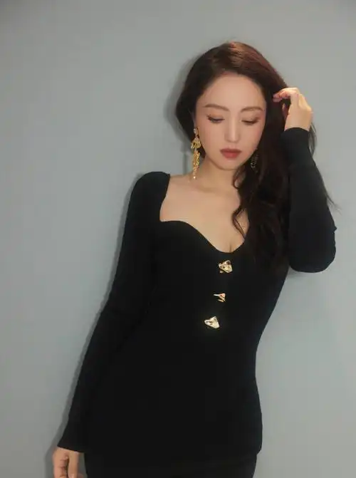 最美女神龙:董璇身穿黑色深v拍摄写真,美丽又迷人