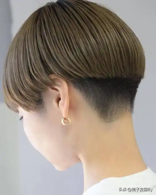 女人过了40岁,后脖铲短短发,利落清爽美美哒