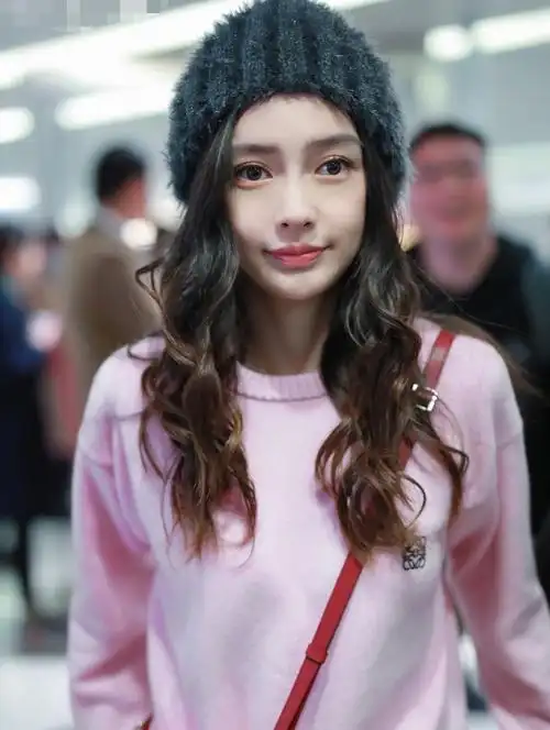 辣妈杨颖太会穿,粉色毛衣搭可爱毛绒帽,清新甜美似芭比娃娃