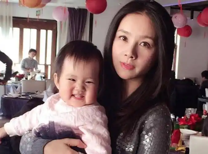 除了儿子和儿媳妇都是名人之外,吕中的女儿也十分优秀.